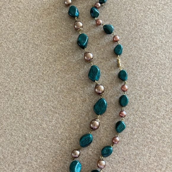 Vintage Necklace with green beads and taupe pearls, screwback closure - Picture 7 of 12